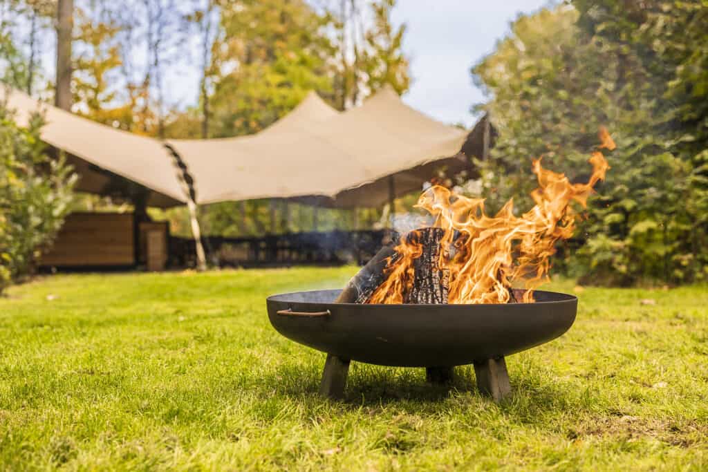 uitvaartlocatie buiten kampvuur bos