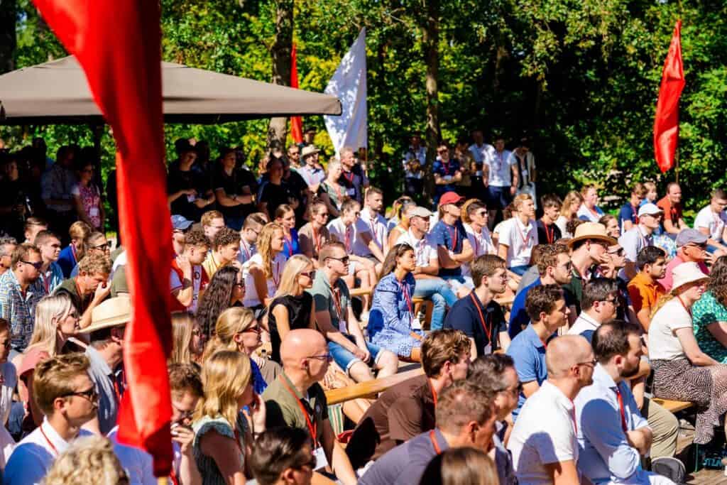 bedrijfsfestival-plenair-opt Plenaire bijeenkomst in de buitenlucht op ons erf – bedrijven kiezen deze plek vanwege de unieke sfeer, het inspirerende verhaal en de gegarandeerd waardevolle momenten.