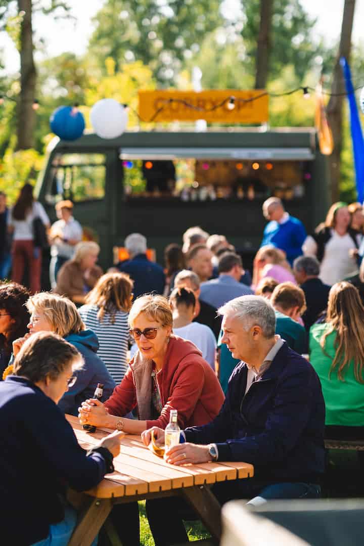 bedrijfsfestival-relax-sfeer-foodtruck-curry-up Bedrijfsfestival relaxte sfeer op het foodcourt