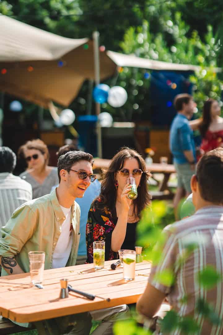 bedrijfsfestival-zomer-drankjes-relaxte-sfeer Bedrijfsfestival ongedwongen sfeer hapje en drankje