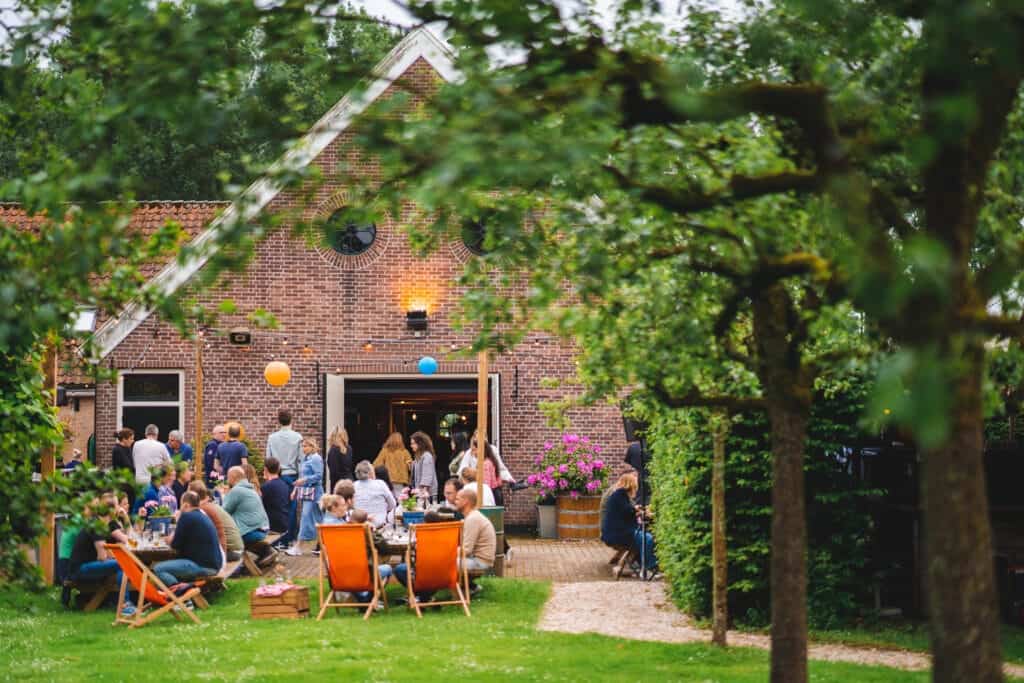 Stal landscape Families genieten van een relaxte sfeer in het bosgebied van Buitenplaats Vlaardingen. Met verschillende activiteiten en workshops bieden we de families een dag om nooit te vergeten. Ook een familiedag voor je bedrijf organiseren?