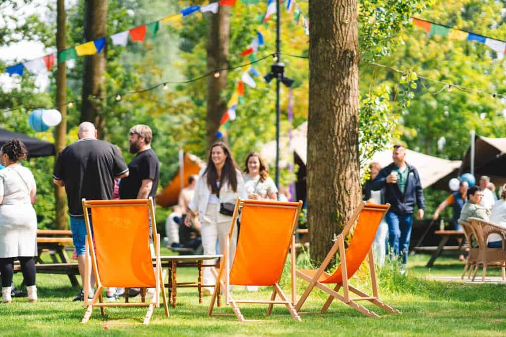 familiedag-organiseren-bedrijven Families genieten van een relaxte sfeer in het bosgebied van Buitenplaats Vlaardingen. Met verschillende activiteiten en workshops bieden we de families een dag om nooit te vergeten. Ook een familiedag voor je bedrijf organiseren?