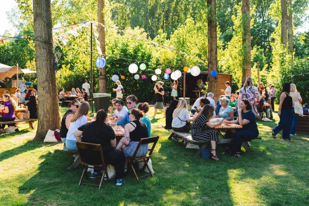 congres-festival-sfeer Mensen genieten van een drankje en gesprek in een ontspannen setting, een locatie die zowel gewaardeerd wordt voor vergaderingen als voor informeel contact – ideaal voor iedereen die zoekt naar bijzondere vergaderlocaties met sfeer.