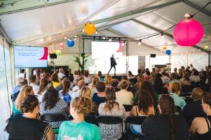 congres-plenair-aluhal-bos Vergaderlocatie Stal met tv scherm