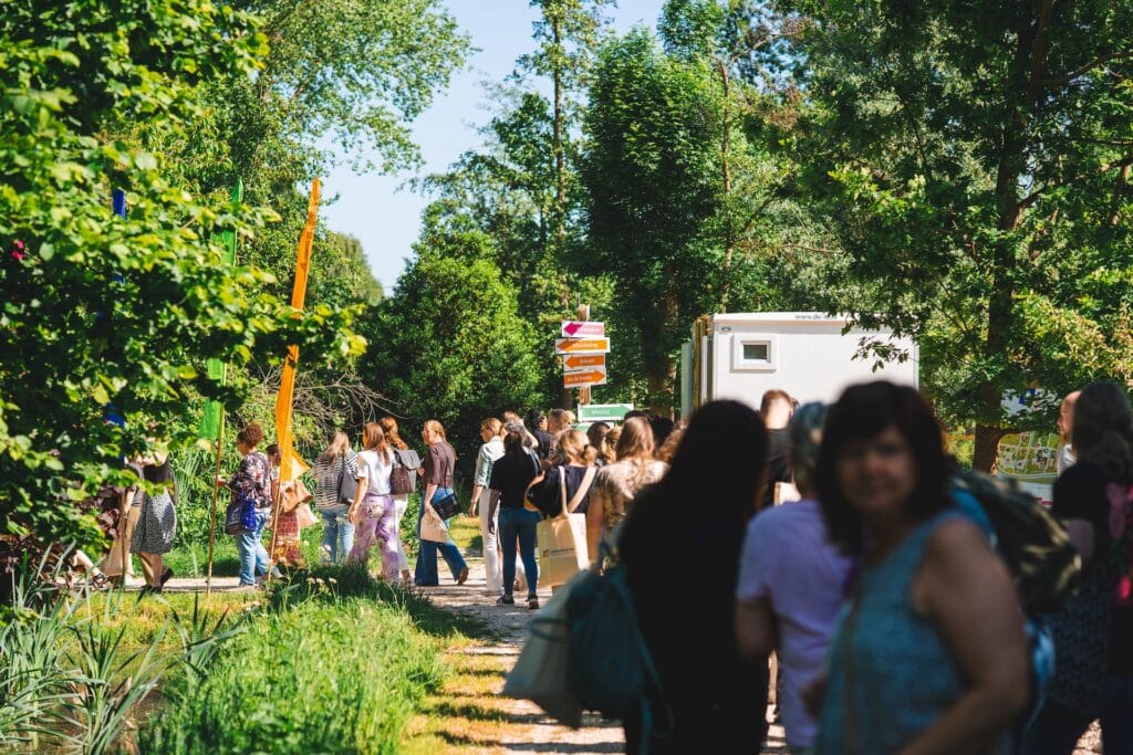 congrestival-groep-wandelen Deelnemers wandelen op loopafstand van het pand door een natuurlijke omgeving, een voorbeeld van hoe congreslocaties in Nederland ruimte geven aan rust en inspiratie – perfect voor een event of vergadering in de buitenlucht.